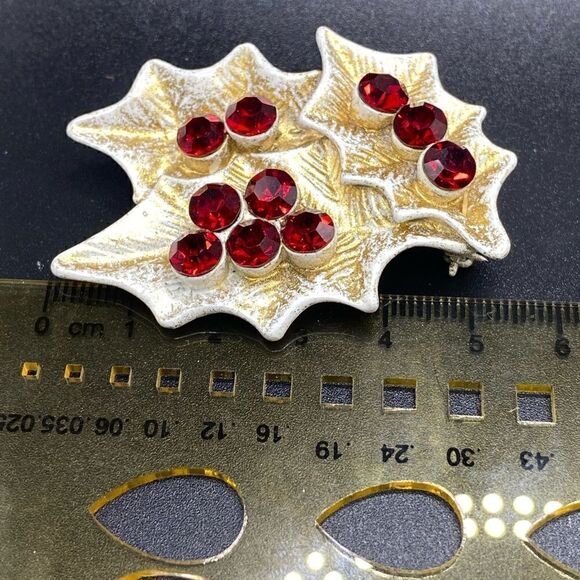 White and gold metal poinsettia pin with dark red rhinestones all intact marked - Picture 13 of 16